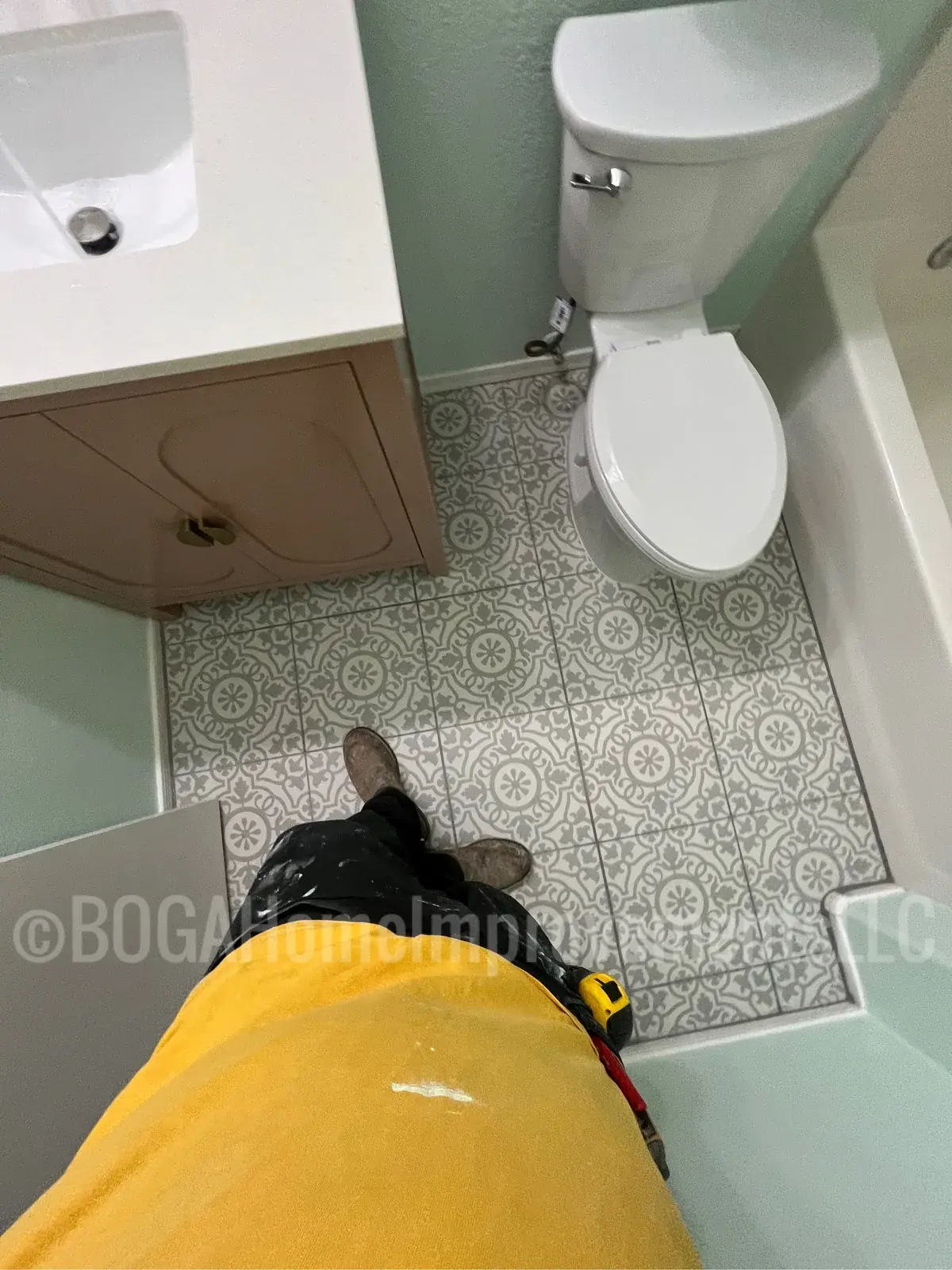 Piso de baño con mosaico estampado después de las mejoras de BOGA