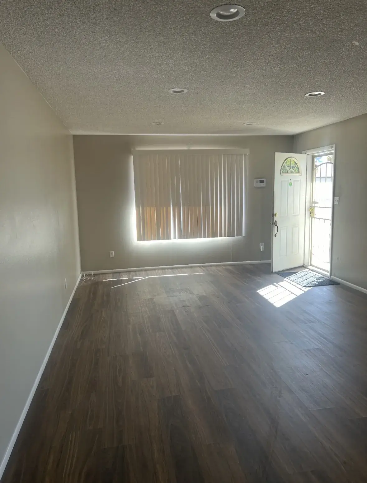 Habitación terminada de BOGA con piso de apariencia de madera y paredes claras